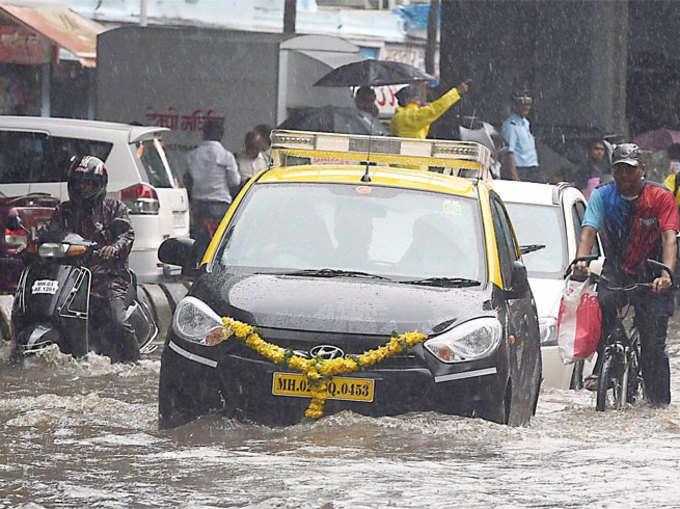 मुंबई पर बारिश की मार