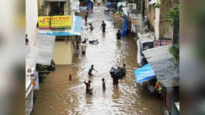 मुंबई: बारिश से इमारत का हिस्सा गिरा