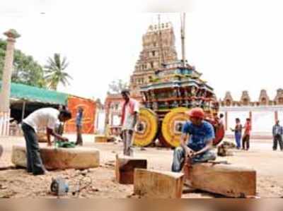 ತೇಪೆ ಗಾಲಿ ಮೇಲೆ ಆಷಾಢ ರಥೋತ್ಸವ