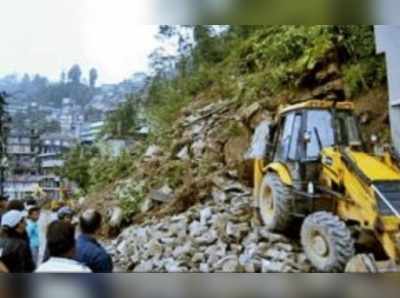 ধসে বিপর্যস্ত পাহাড়, সতর্ক থাকার নির্দেশ