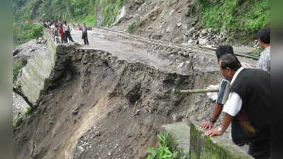 পাহাড়ে ব্যাপক ধসে মৃত ৩৮, যাচ্ছেন মমতা