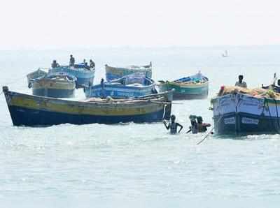 தமிழக மீனவர்கள் மீது இலங்கை மீனவர்கள்
தாக்குதல்: படகுகள் சேதம்