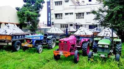 ಕಲ್ಲು ಸಾಗಿಸುತ್ತಿದ್ದ ಟ್ರ್ಯಾಕ್ಟರ್ ವಶ