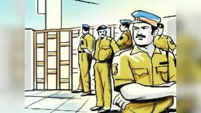 संता के दरवाजे पर पुलिस