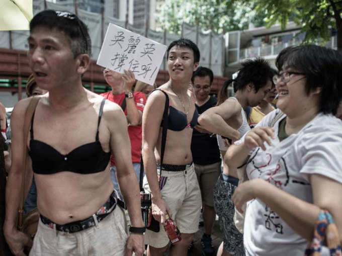 ब्रेस्ट असॉल्ट के विरोध में ब्रा पहनकर प्रदर्शन