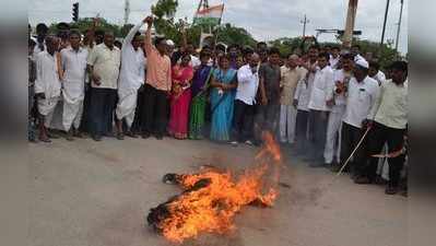 ಸಂಸದರ ಅಮಾನತು ಖಂಡನೆ: ಸ್ಪೀಕರ್ ಪ್ರತಿಕೃತಿ ದಹನ