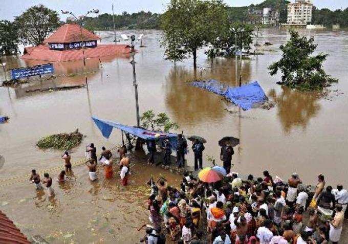 Kochi%20%3A%20Devotees%20perform%20%27Tharpana%27%20in%20the%20flood%20water%20of%20river%20Periyar%20on%20the%20e...