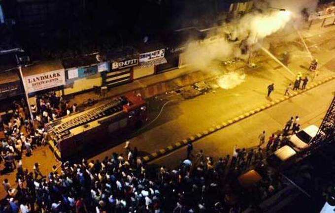 मुंबईः लोखंडवाला मार्केटमध्ये सिलिंडर स्फोट झाल्याने आग, अग्निशमनदलाच्या गाड्या घटनास्थळी दाखल