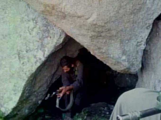 इस गुफा में छिपा था सज्जाद