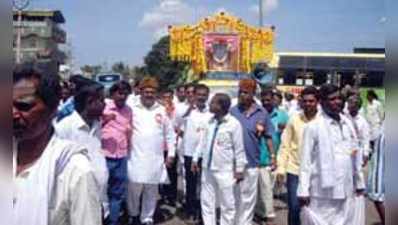 ಯಳಂದೂರು: ಹಡಪದ ಅಪ್ಪಣ್ಣ ಜಯಂತಿ ಮೆರವಣಿಗೆ ಆಕರ್ಷಣೆ