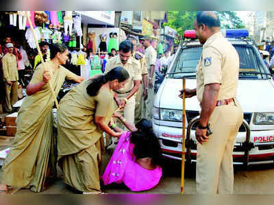 ಐವರು ಮಹಿಳೆಯರ ಸೀರೆ ಸೆಳೆದು ಅಟ್ಟಾಡಿಸಿ ಹೊಡೆದ ಪೊಲೀಸರು!