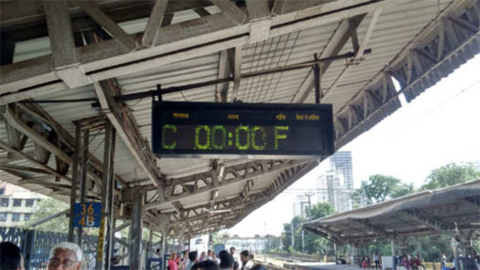 मुंबईः पश्चिम रेल्वेच्या सर्व जलद गाड्या अर्धा तास उशिराने धावत आहेत