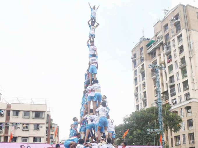 खतरों से खेल गोविंदाओं ने ऐसे फोड़ी दही हांडी