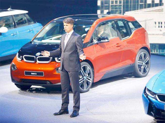 जब स्टेज पर ही गिर पड़े BMW के सीईओ