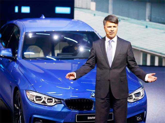 जब स्टेज पर ही गिर पड़े BMW के सीईओ