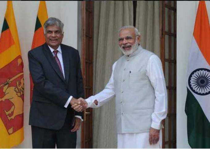 श्रीलंकेचे पंतप्रधान रानिल विक्रमसिंघे यांचे स्वागत करताना पंतप्रधान नरेंद्र मोदी