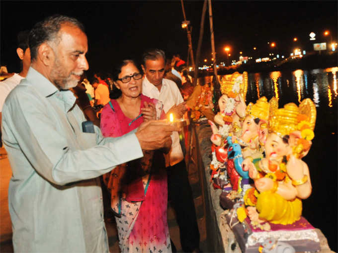 तस्वीरों में: लाखों भक्तों ने दी बप्पा को विदाई