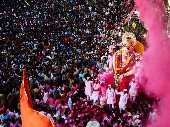 तस्वीरों में: लाखों भक्तों ने दी बप्पा को विदाई