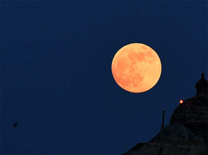 सुपरमून: ऐसा नजर आया ग्रहण वाला लाल चांद