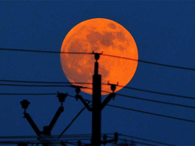 सुपरमून: ऐसा नजर आया ग्रहण वाला लाल चांद