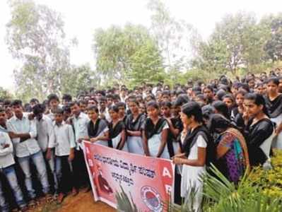 ಉಪನ್ಯಾಸಕನ ಅಸಭ್ಯ ವರ್ತನೆ: ವಿದ್ಯಾರ್ಥಿಗಳ ಪ್ರತಿಭಟನೆ