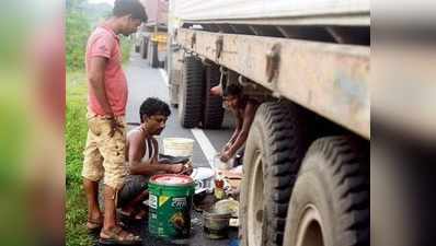 চিন থেকে পেট্রল আমদানির হুমকি বাম নেপালি নেতার