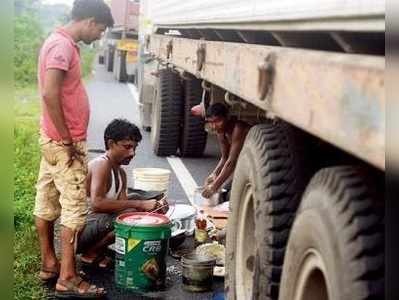 চিন থেকে পেট্রল আমদানির হুমকি বাম নেপালি নেতার