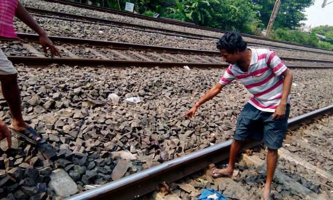 এখানেই পড়ে ছিল সিপিএম-এর মৃত পোলিং এজেন্ট উজ্জ্বল মুখোপাধ্যায়ের দেহ। দেখাচ্ছেন এক স্থানীয় বাসিন্দা।