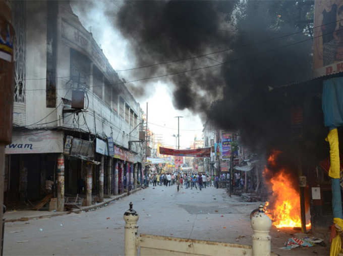 संतों संग पुलिस की हिंसक झड़प के बाद काशी में कर्फ्यू