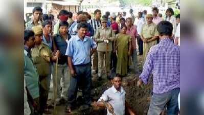 বংশকে হেনস্থা, ইসিএলের কাজে বাধা