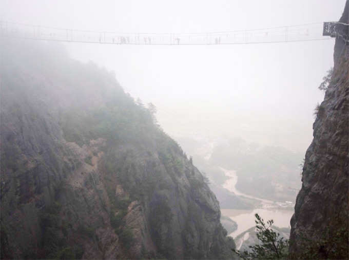 कप गिरा और चटक गया चीन का कांच का पुल!