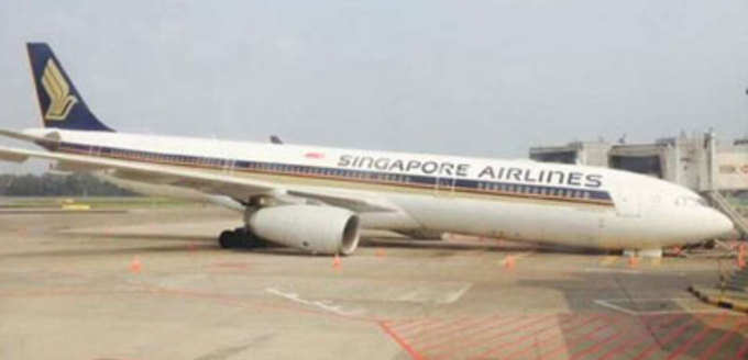सिंगापूर एअरलाइन्सचं विमान चांगी विमानतळावर कोसळलं. तांत्रिक बिघाडामुळे झाला अपघात. प्रवासी नसल्याने अनर्थ टळला.