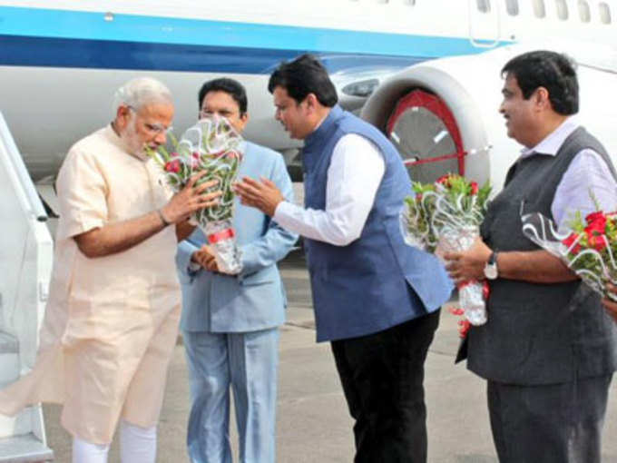पंतप्रधान नरेंद्र मोदी यांचं मुंबईत आगमन. विमानतळावर राज्यपाल विद्यासागर राव आणि मुख्यमंत्री देवेंद्र फडणवीस यांनी केलं स्वागत
