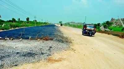 ಧೂಳೆದ್ದ ರಸ್ತೆ: ಸಂಚಾರಕ್ಕೆ ಸಂಚಕಾರ