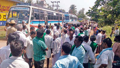 ಜಿಗಳಿ: ಖಾಸಗಿ ಬಸ್‌ಗಾಗಿ ರಸ್ತೆ ತಡೆ