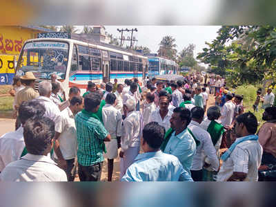 ಜಿಗಳಿ: ಖಾಸಗಿ ಬಸ್‌ಗಾಗಿ ರಸ್ತೆ ತಡೆ