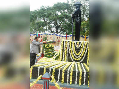 ಹುತಾತ್ಮ ಪೊಲೀಸರಿಗೆ ನಮನ