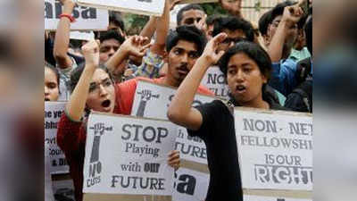 फेलोशिप मांग रहे छात्रों को दिल्ली के बाहर छोड़ आई पुलिस