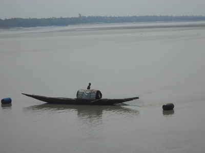 ইছামতী যায় বয়ে, সঙ্গে বয়ে যান আপনি