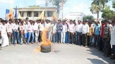 ಹಲ್ಲೆ ಖಂಡಿಸಿ ಟೈರ್‌ಗೆ ಬೆಂಕಿ: ಪ್ರತಿಭಟನೆ