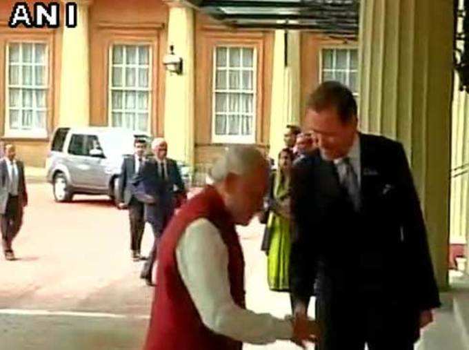 पंतप्रधान नरेंद्र मोदी बकिंघम पॅलेसवर पोहोचले. ब्रिटनच्या महाराणी एलिझाबेथ यांच्यासोबत करणार भोजन.