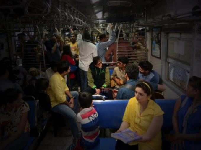 लोकल ट्रेन में अपने साथ अमिताभ को सफर करते देख हैरान थे लोग