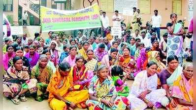 ಕಾರ್ಮಿಕರಿಗೆ ಸೌಲಭ್ಯ ನೀಡಲು ಒತ್ತಾಯಿಸಿ ಧರಣಿ