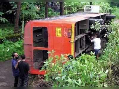 മല്‍സരയോട്ടം: ആറ്റിങ്ങലില്‍ ബസ് മറിഞ്ഞ് നിരവധി പേർക്ക് പരിക്ക്