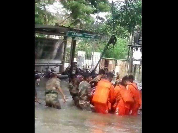 चेन्नै की बाढ़ में सेना के जवानों ने लगाई जान की बाजी