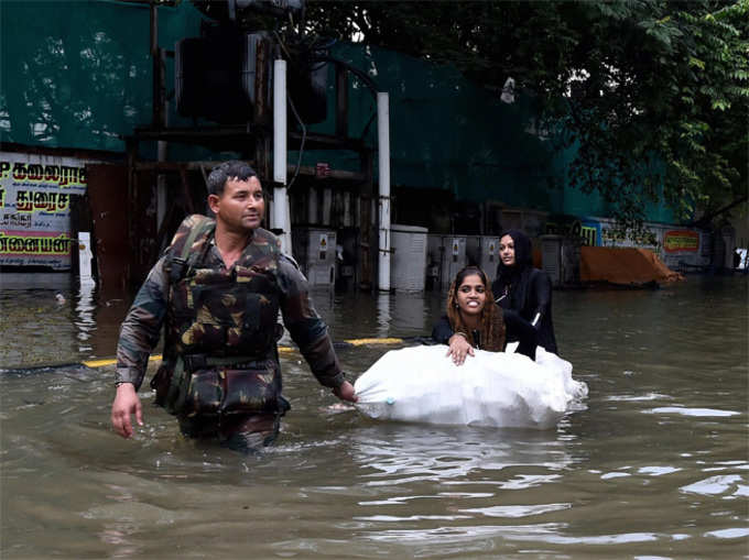 चेन्नै की बाढ़ में देवदूत बनकर उतरी सेना