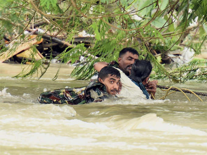 चेन्नै की बाढ़ में देवदूत बनकर उतरी सेना