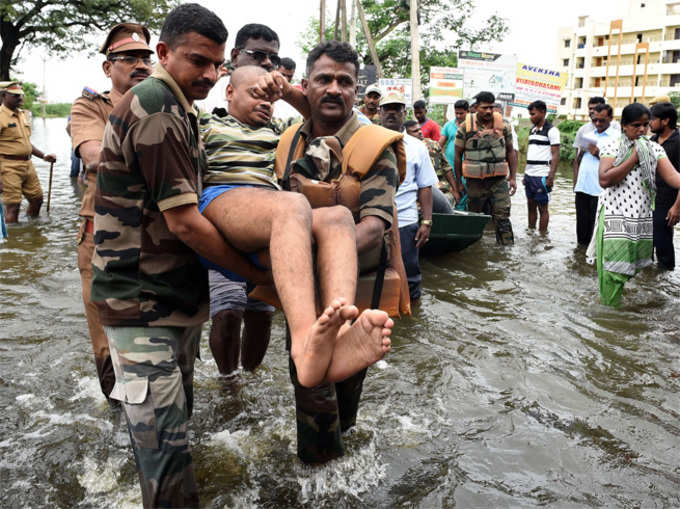 चेन्नै की बाढ़ में देवदूत बनकर उतरी सेना