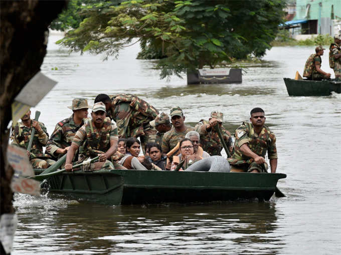 चेन्नै की बाढ़ में देवदूत बनकर उतरी सेना