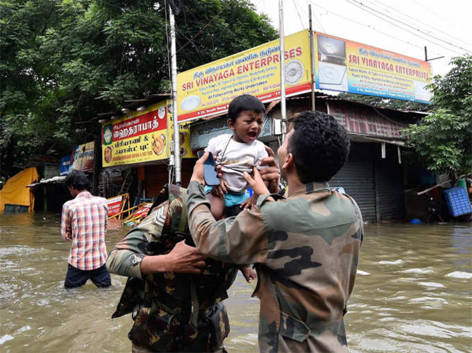 चेन्नै की बाढ़ में देवदूत बनकर उतरी सेना